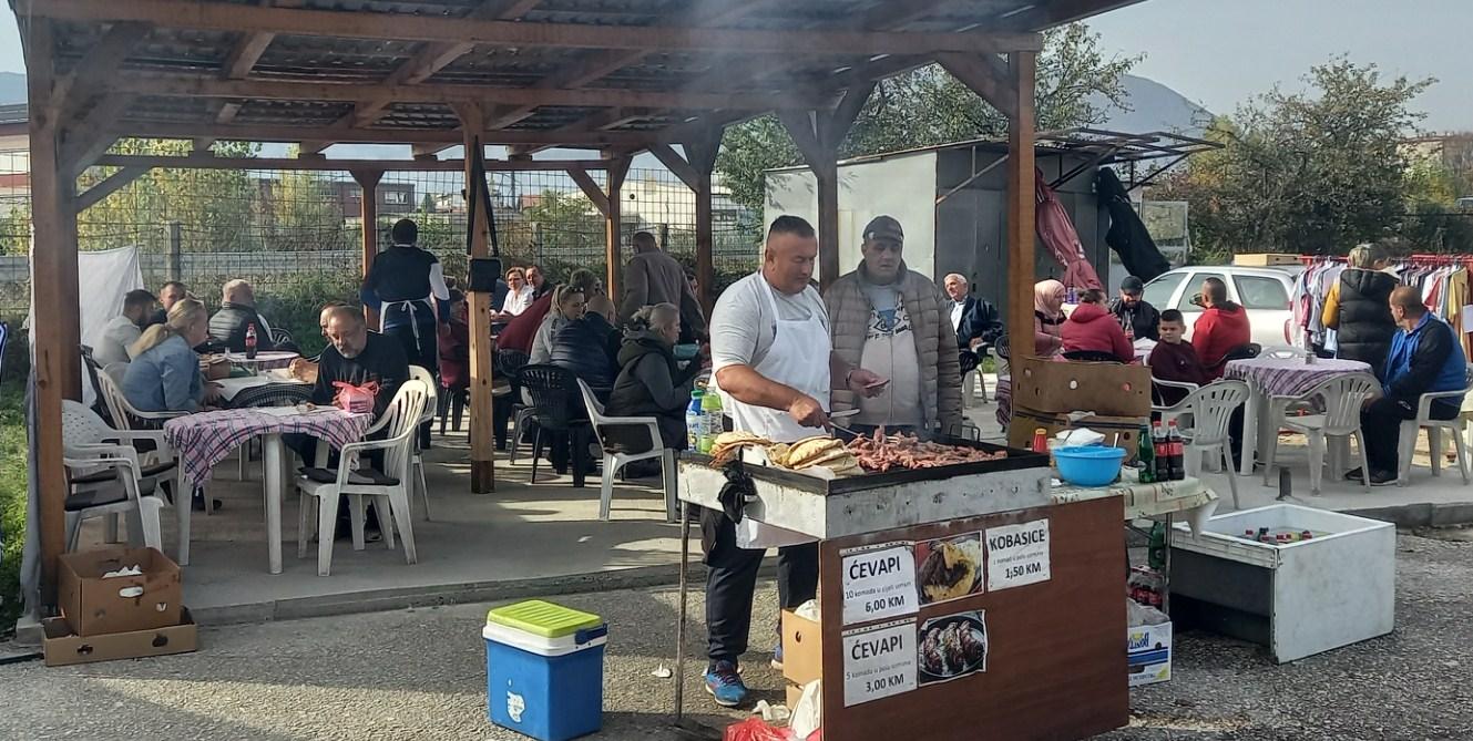 Da bi se pojeli ćevapi, čeka se i do pola sata - Avaz