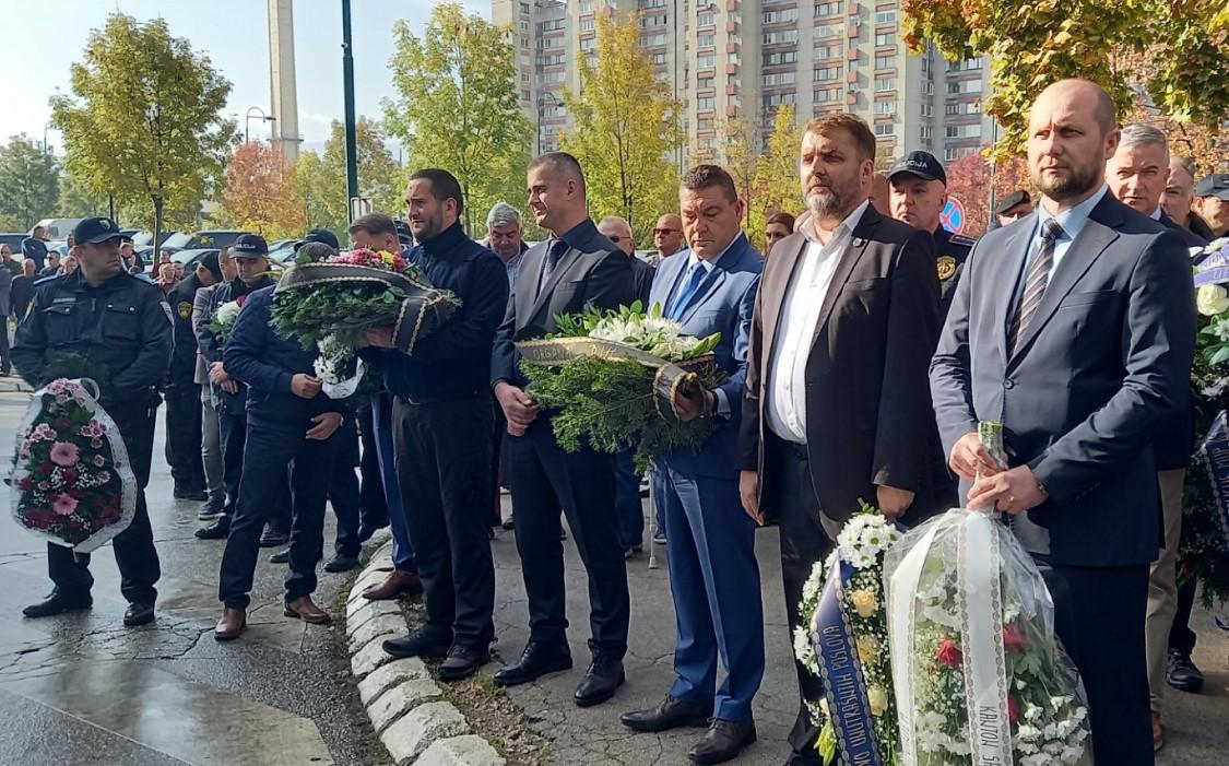 Tužne scene na mjestu stradanja sarajevskih policajaca - Avaz