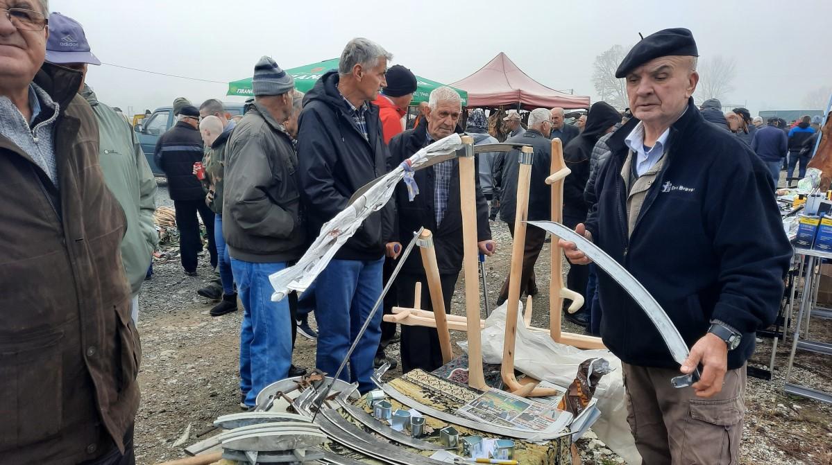 Hadžija Salim iz Topčić Polja, pokazuje kose, koje kuje od starih puščanih cijevi - Avaz