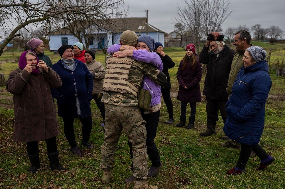 Stanovnici pozdravili ukrajinske vojnike nakon oslobađanja hersonske oblasti - Avaz