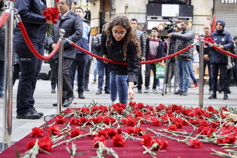 Građani ostavljaju karanfile na mjestu smrtonosne eksplozije u Istanbulu