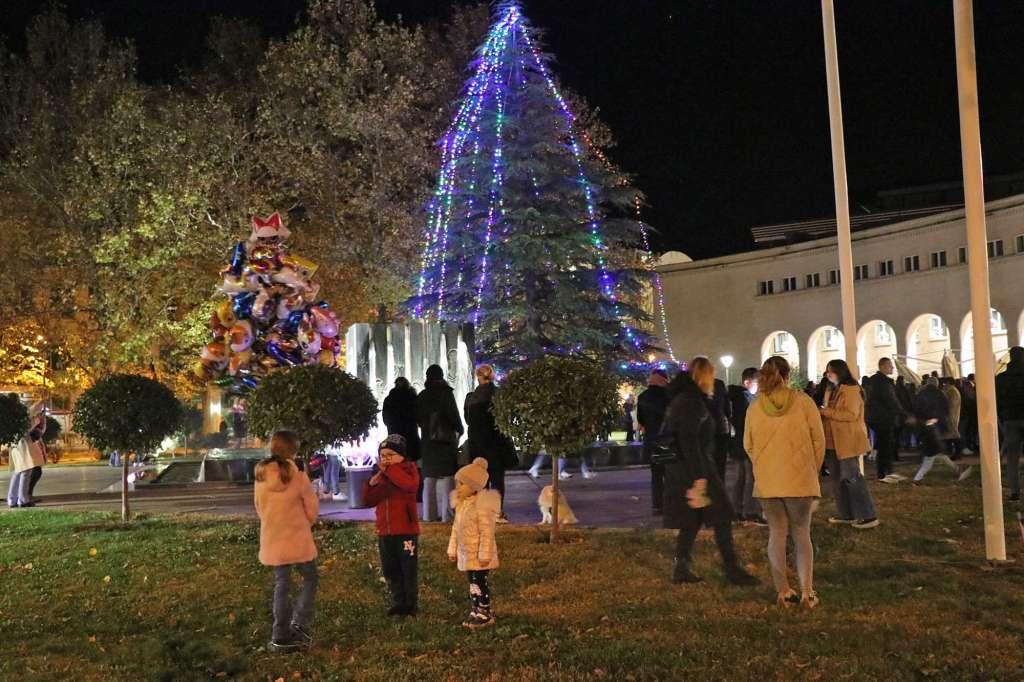 Paljenjem prve adventske svijeće počela je manifestacija Advent u Mostaru - Avaz