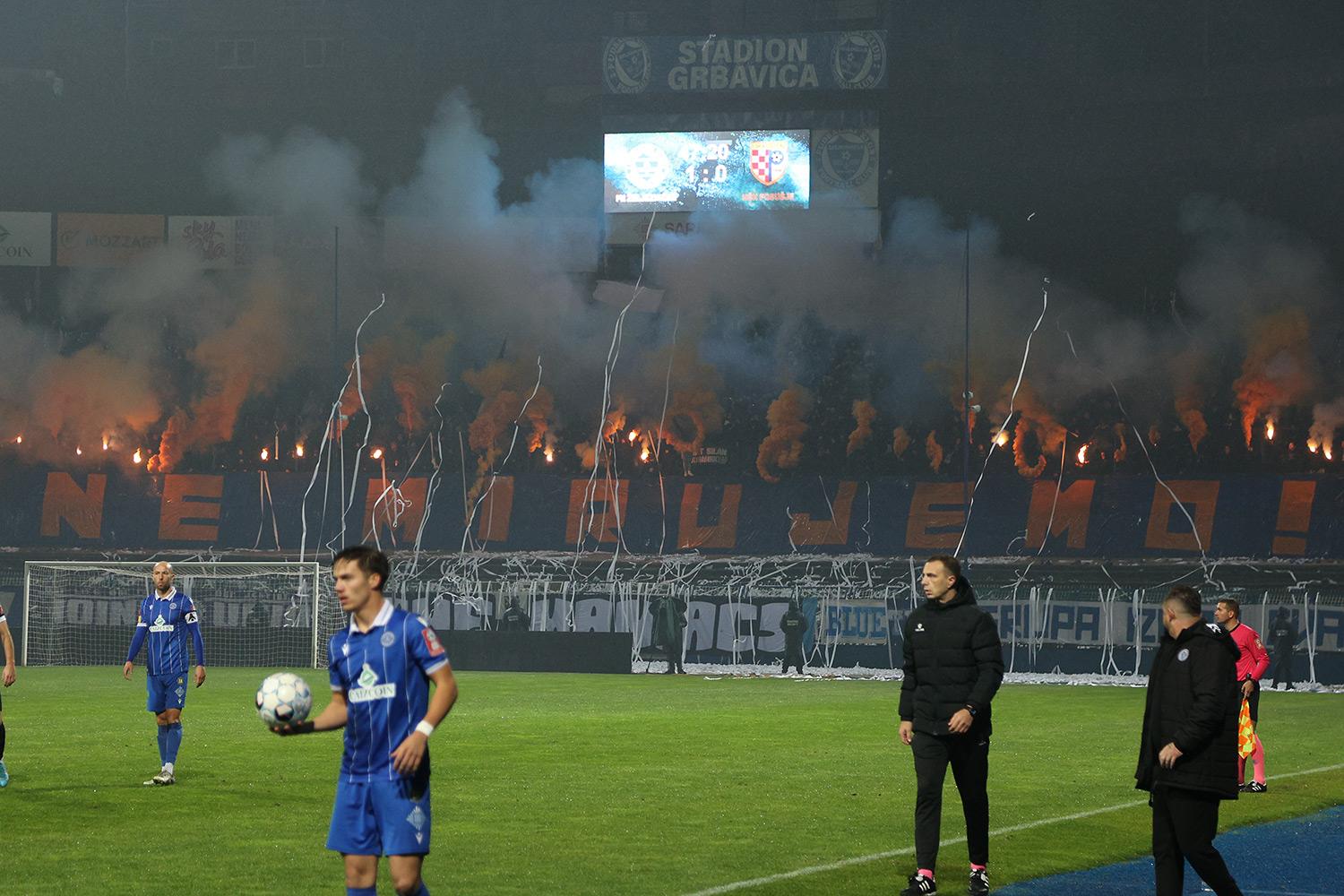 rodaja ulaznica vrši se u "The Maniacs Shopu" na sjeveroistoku Grbavice - Avaz