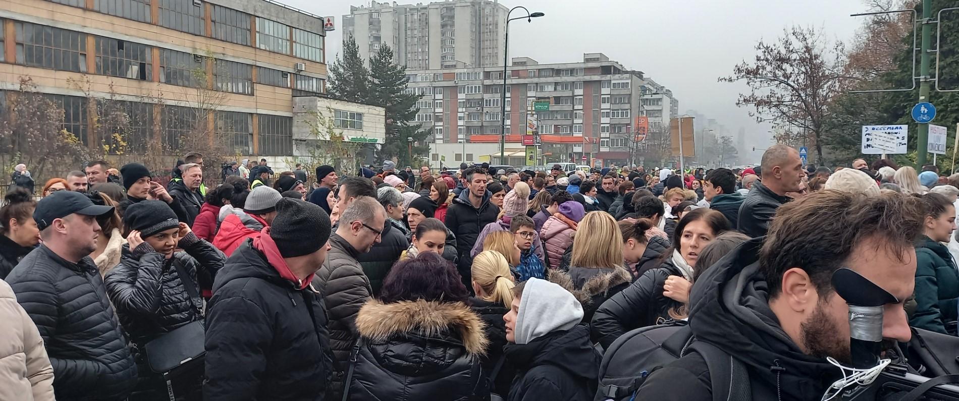 Sa protesta ispred zgrade Vlade FBiH - Avaz