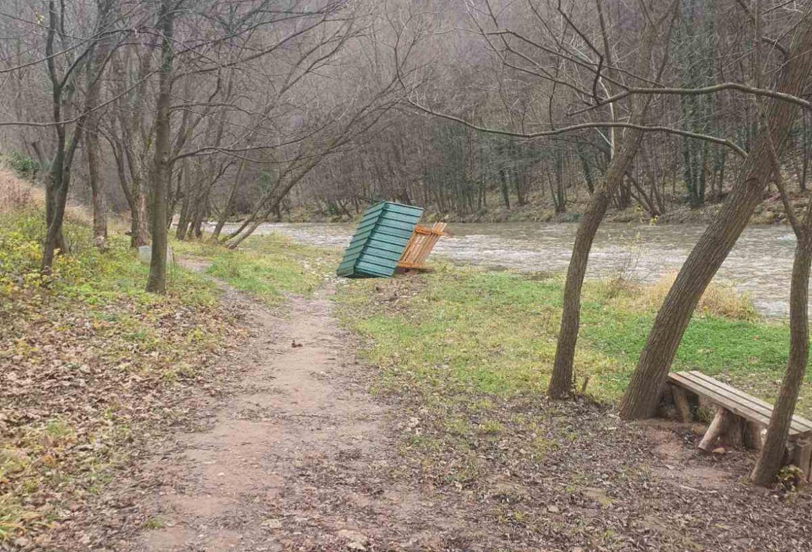 Polomljeni stolovi i šadrvan, uništene sadnice... - Avaz