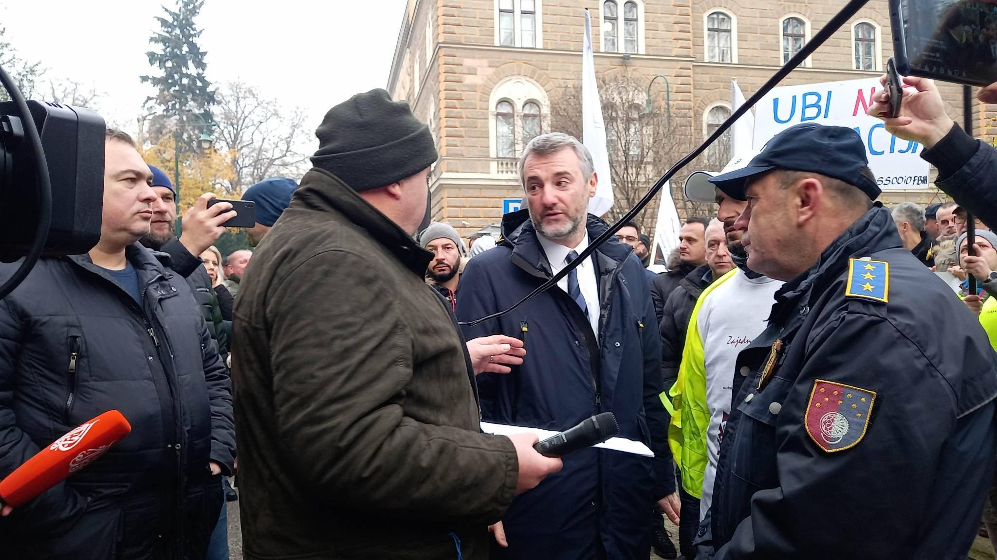 Protesti ispred Vlade KS - Avaz