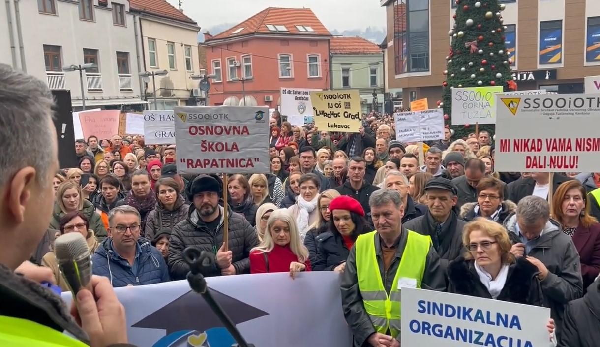 Više od 3.000 ljudi na protestima u Tuzli: Radnici traže veće plaće i jednokratnu naknadu od 1.080 KM