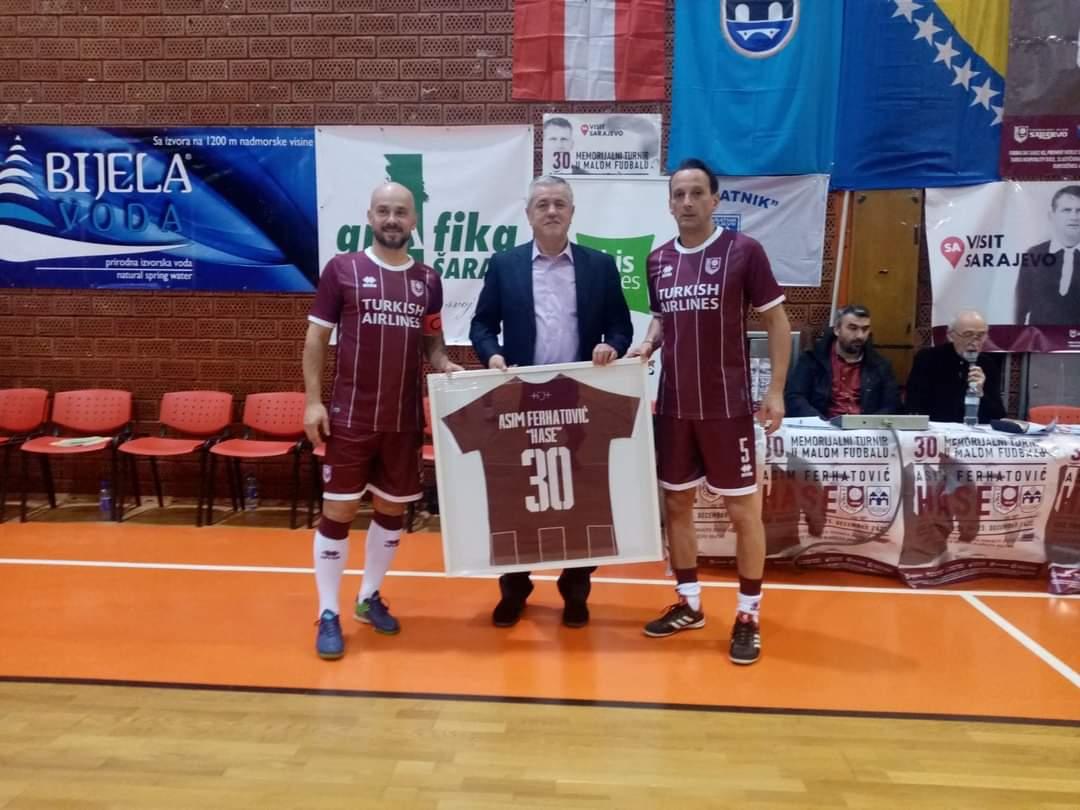 Mirza Varešanović i Amar Ferhatović uručili Hasetov dres FK Vratnik