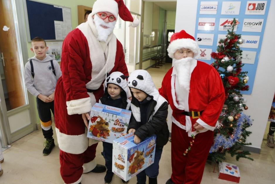 Djeca sa downovim sindromom podijelila paketiće oboljeloj djeci od raka