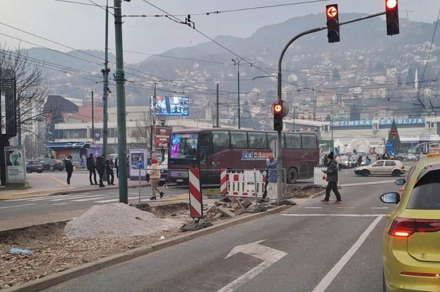 Sudar autobusa i kombija na Skenderiji, obustavljen trolejbuski saobraćaj