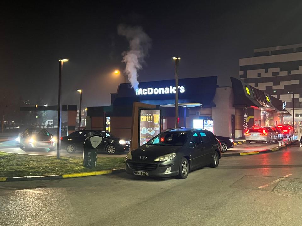 Red ispred McDonald's-a u Nedžarićima - Avaz