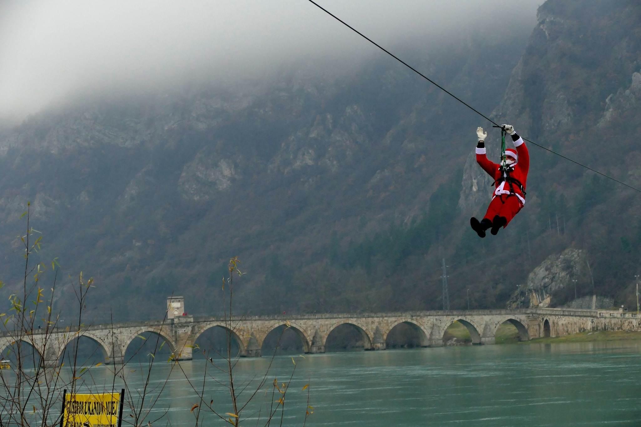 Djed Mraz stigao zip-lineom i obradovao brojne mališane