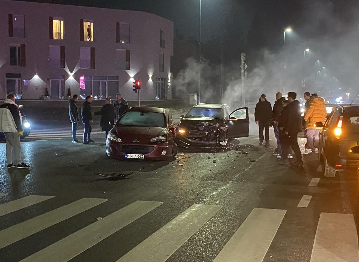 Saobraćajna nesreća na Dobrinji: Učestvovala dva automobila, jedna osoba povrijeđena