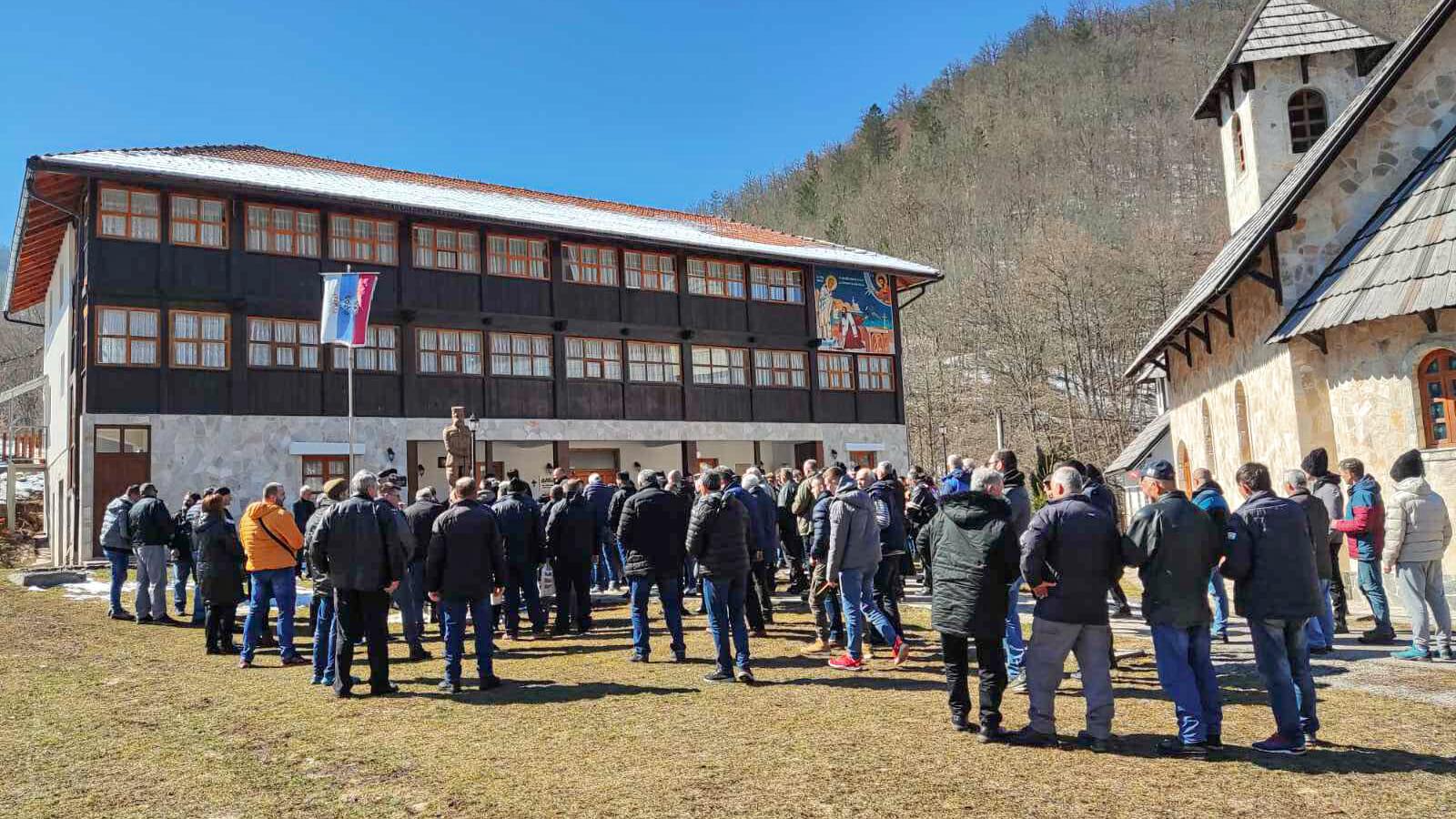 "Ravnogorci" ispred Manastira Dobrunska Rijeka u Draževini. - Avaz