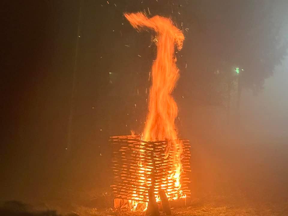 Badnjak zapaljen i ispred crkve Svetih apostola Petra i Pavla u Kaknju