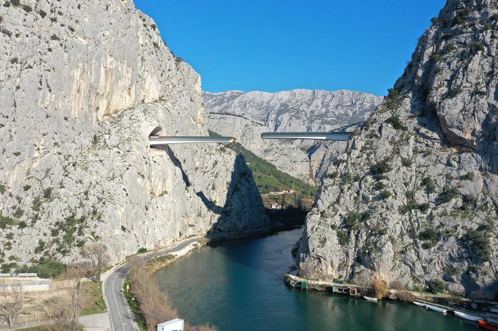 Most iznad rijeke Cetine u Omišu - Avaz