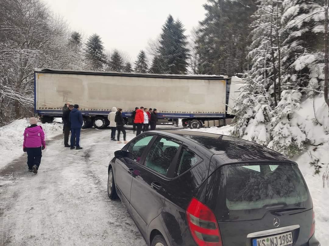 Šleper se popriječio na krivini - Avaz