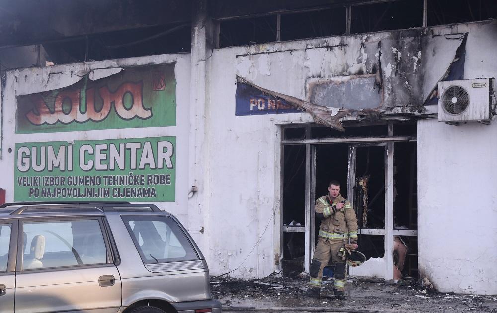 Veliki požar u Splitu: Trideset vatrogasaca na terenu, vatra progutala skladište guma