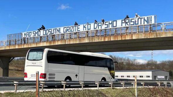 Transparent navijača Željezničara - Avaz