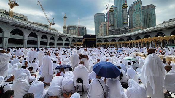 Vjernici su od jutarnjih sati počeli dolaziti u harem Kabe - Avaz