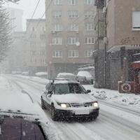 Sarajevo jutros pod snijegom: Saobraćaj otežan