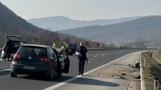 Teška nesreća na autoputu Sarajevo - Zenica: Golf završio na krovu, obustavljen saobraćaj