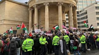 Demonstranti se okupili ispred sjedišta BBC-ja zbog izvještavanja o Gazi: "Ne možete se sakriti, optužujemo vas za genocid"