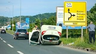 Nesreća u Tuzli: Automobil se prevrnuo na krov