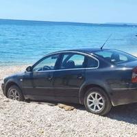 Fotografija od prošle godine izazvala veliku pažnju: Umjesto peškira na plaži ostavili automobil