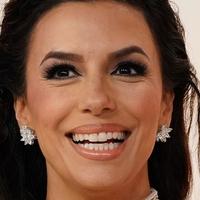 Eva Longoria zasjenila puno mlađe kolegice: Pokazala duboki dekolte