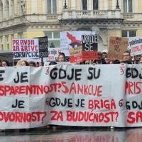 Poruke na protestima u Sarajevu: Pogledajte šta je ispisano na studentskim transparentima