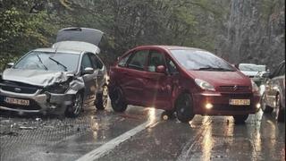 Krš i lom kod Kladnja: Sudarila se dva automobila, stvorile se velike gužve