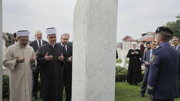 Erbas i Kavazović posjetili mezar prvog predsjednika RBiH Alije Izetbegovića - Avaz