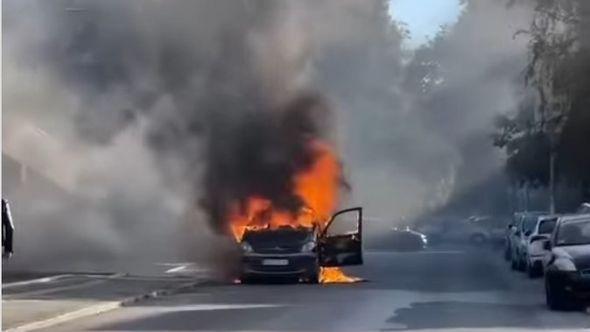 auto zapalilo se beograd - Avaz