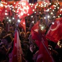 Video / Slavlje na ulicama Istanbula: Građani uz popularni folk hit slavili poraz Erdoanove stranke