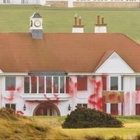 Demonstranti vandalizirali Trampov golf teren: Ispisali brojne poruke