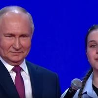 Video / Putin zgrabio mikrofon i zapjevao rusku himnu sa grupom djece