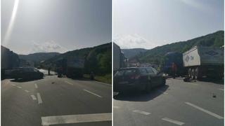 Video / Krš i lom kod Zenice: Sudarili se automobil i kamion 