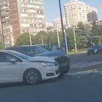 Foto + video / Krš i lom u Sarajevu: Sudar dva automobila, dijelovi vozila rasuti po cesti 