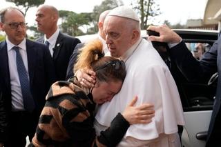 Papa Franjo izašao iz bolnice, uplakani ljudi ga grlili, on poručio: "Još sam živ"