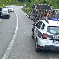 U Ahmićima se prevrnuo kamion, saobraćaj se odvija naizmjenično