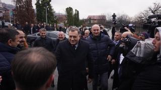 Dodik u sudnici dočekan aplauzom, na zahtjev sudije ponovo odbio ustati, tražio da se policajci odmaknu od njega