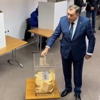 Video / Jedna od najvećih nepravilnosti na izborima do sada: Pogledajte kako Dodik krši zakon