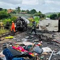 Prepuni autobus sudario se s kamionom: Najmanje 22 osobe poginule u saobraćajnoj nesreći