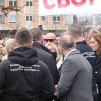 Drama ispred Suda BiH: Dodikove pristalice puštale muziku uprkos upozorenju policije, pokušali blokirati cestu