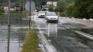 Zbog izlijevanja bujičnih potoka, obustavljen saobraćaj na regionalnom putu u mjestu Derventa