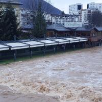 "Avaz" na licu mjesta: Rijeka Željeznica podivljala preko noći, voda došla do ruba restorana Seje Brajlovića