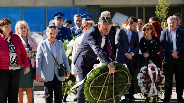 Polaganje cvijeća - Avaz