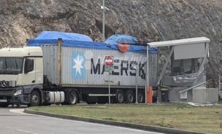 Šleper udario u carinsku kućicu na Bijači i uništio je, povrijeđen carinik