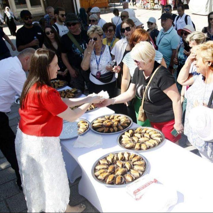 Gradonačelnica Karić proslavila Kurban bajram sa sugrađanima darivanjem baklava i dobrih želja